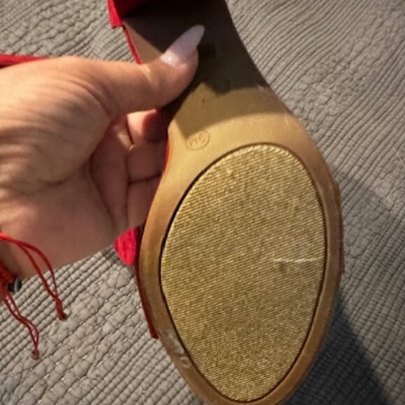 Red Guess Heals, size 9 - Picture 4 of 4